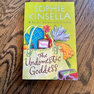 Paperback preowned book. The undomestic Goddess by Sophie Kinsella